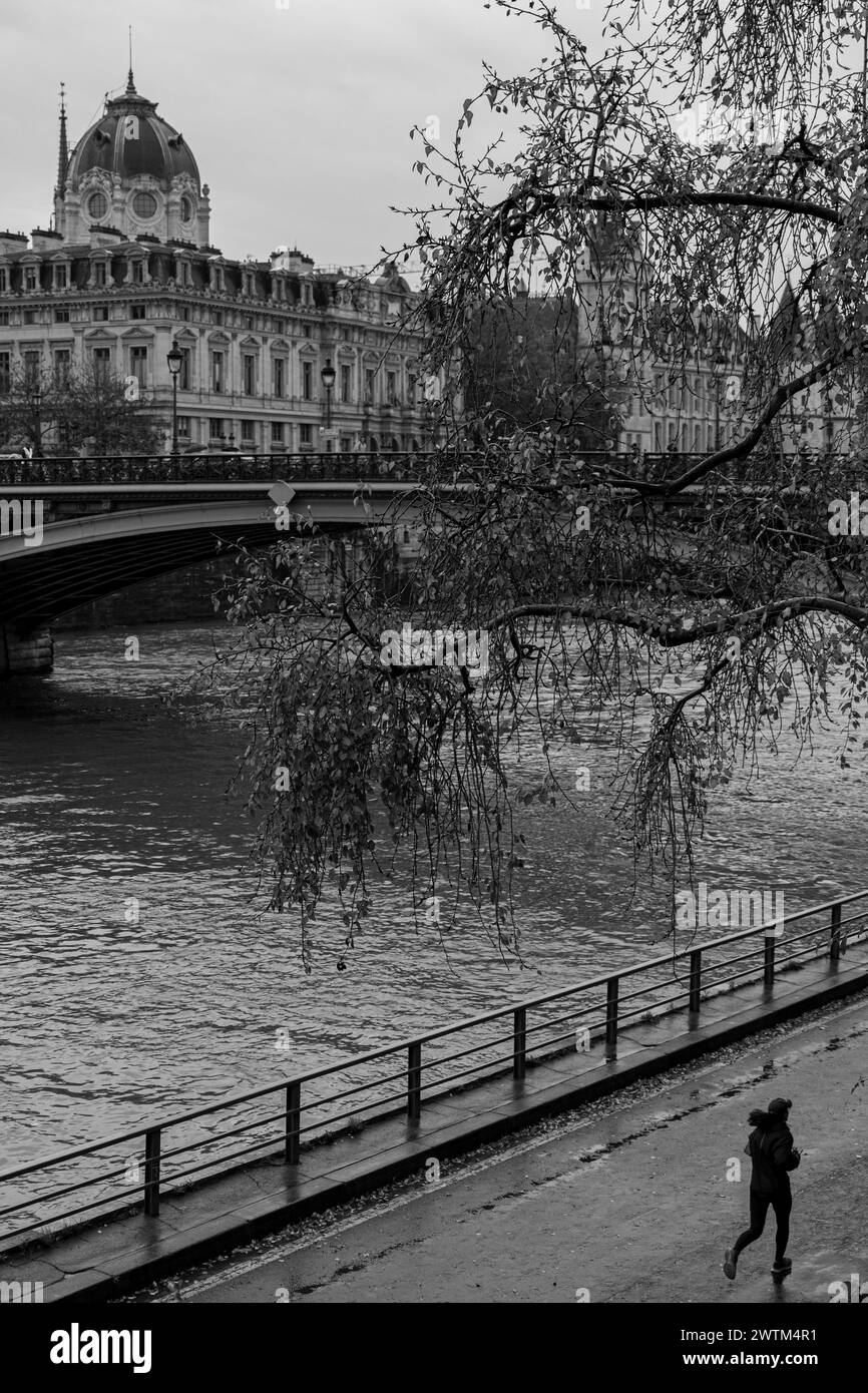 Femme courant près de la rivière à Paris. Esprit sain Banque D'Images