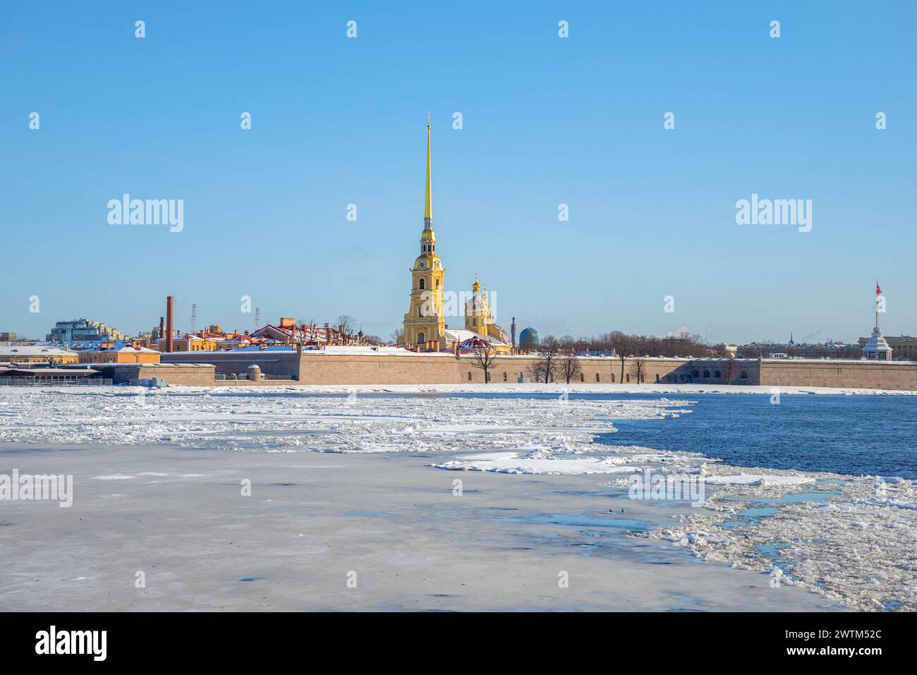 La glace printanière dérive sur les murs de la forteresse Pierre et Paul. Saint-Pétersbourg Banque D'Images