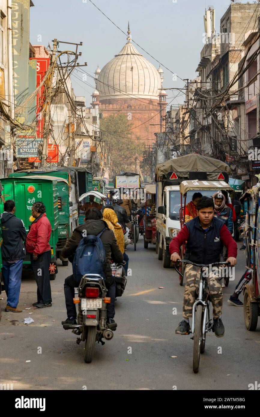 Inde, Old Delhi, Blick durch die Chawri Bazar Road zur Jama Masjid (Freitagsmoschee) Banque D'Images