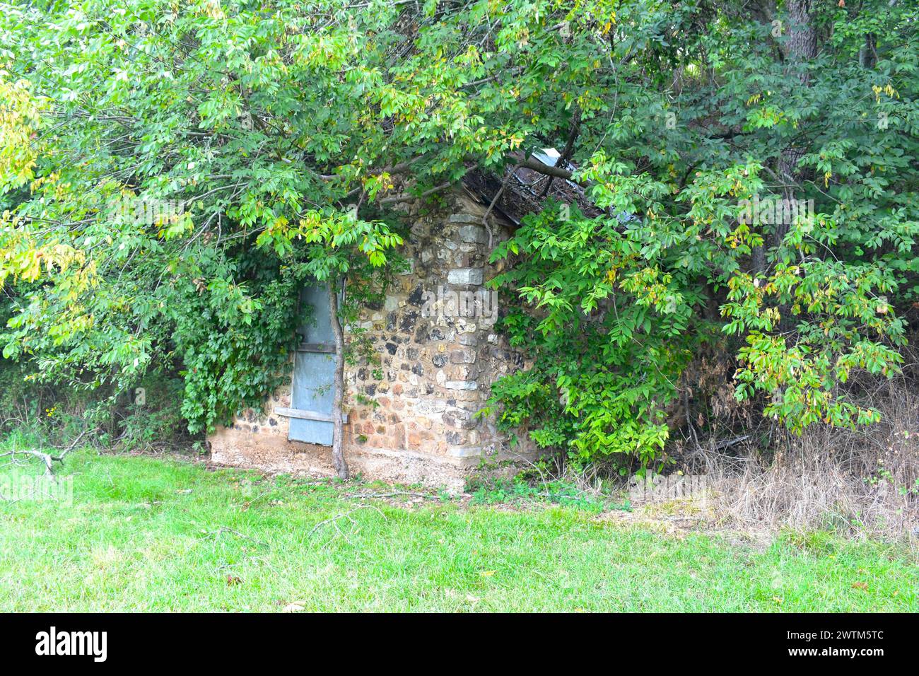 Un vieux bâtiment de roche, couvert de lierre, se dresse près de l'entrée du parc d'État de Big Sugar Creek près de Pineville, Missouri, MO, États-Unis, États-Unis, ÉTATS-UNIS Banque D'Images