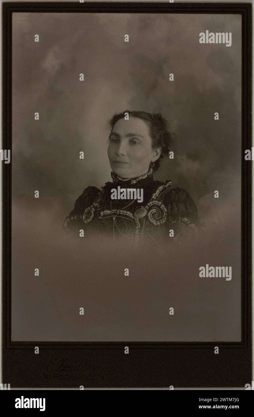 Gravure argentée sur gélatine - Portrait d'une femme non identifiée, Rockland, Ontario, 1890-1910 ? E. Paul Banque D'Images
