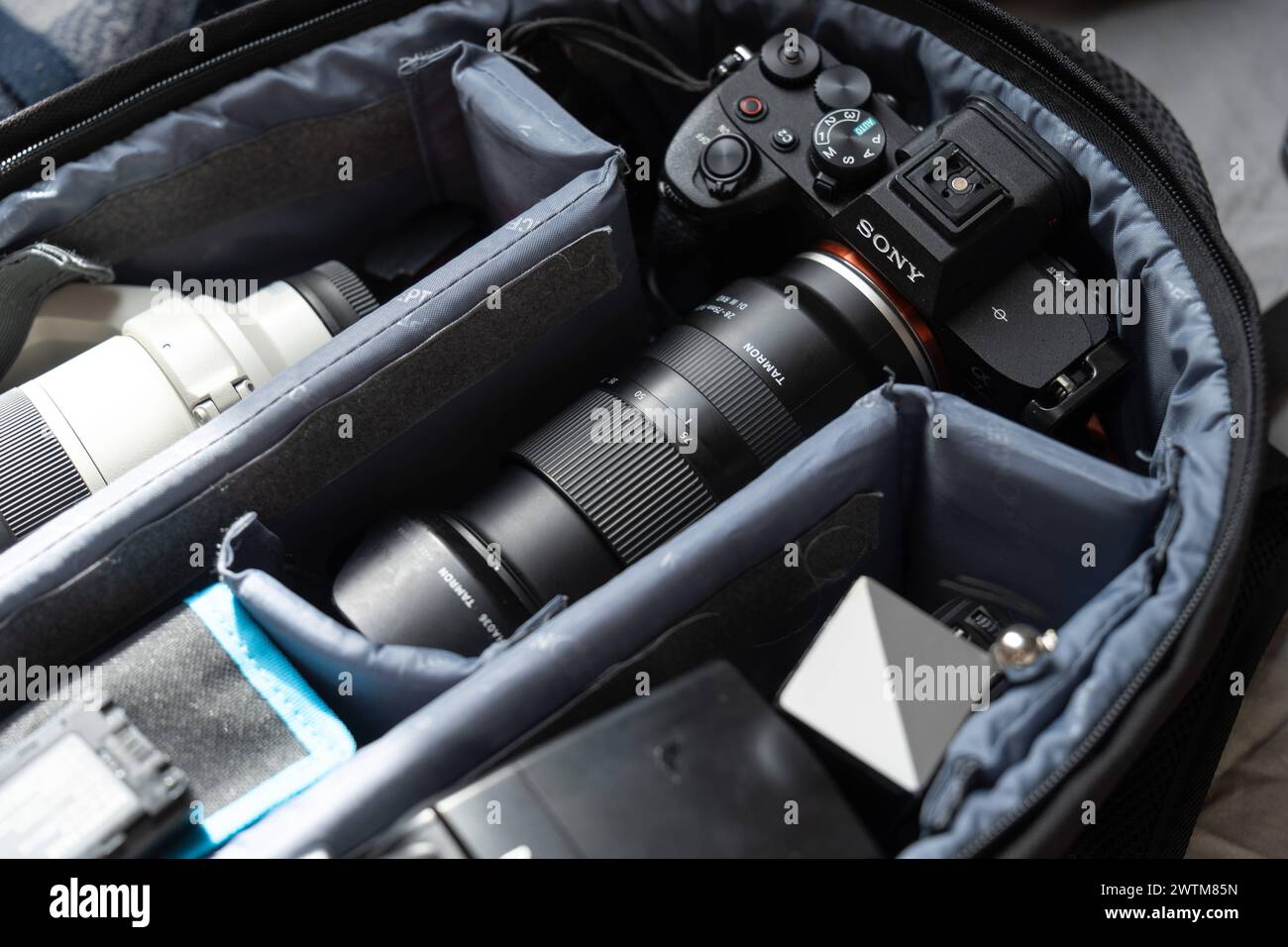 Bavière, Allemagne - 17 mars 2024 : appareil photo Sony A7 IV avec objectif et accessoires photo dans un sac à dos *** Sony A7 IV Kamera mit Objektiv und Foto Zubehör in einem Kamerarucksack Banque D'Images