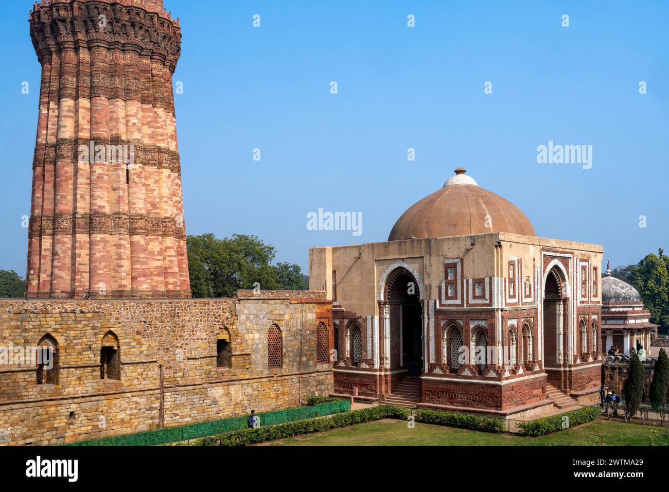 Inde, Delhi, Mehrauli, Qutb Komplex, Qutb Minar und Alai Darwaza Banque D'Images