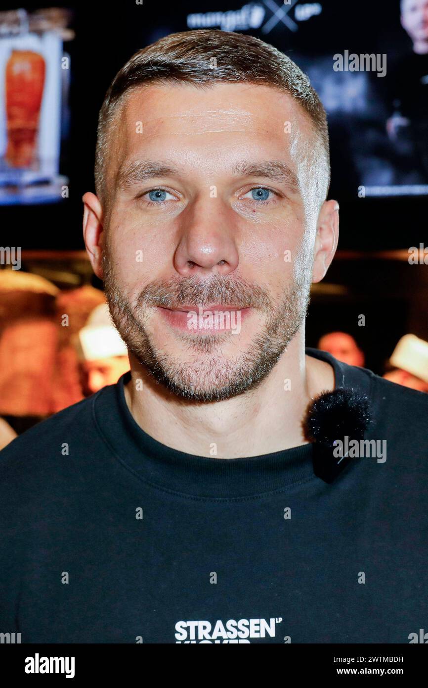 Lukas Podolski BEI der Eröffnung vom Mangal Döner X Lukas Podolski Store am Köln Bonn Airport. Köln, 18.03.2024 *** Lukas Podolski à l'ouverture du magasin Mangal Döner X Lukas Podolski à Cologne Bonn Airport Cologne, 18 03 2024 Foto:XR.xSchmiegeltx/xFuturexImagex podolski_4340 Banque D'Images