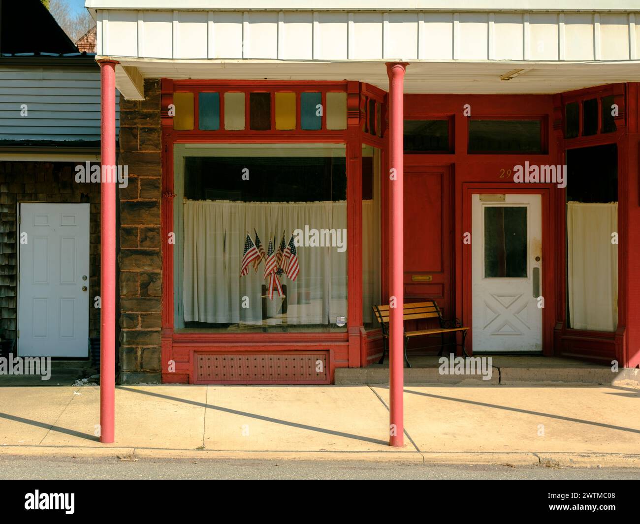 Façade rouge avec drapeaux américains dans la fenêtre, Weatherly, Pennsylvanie Banque D'Images