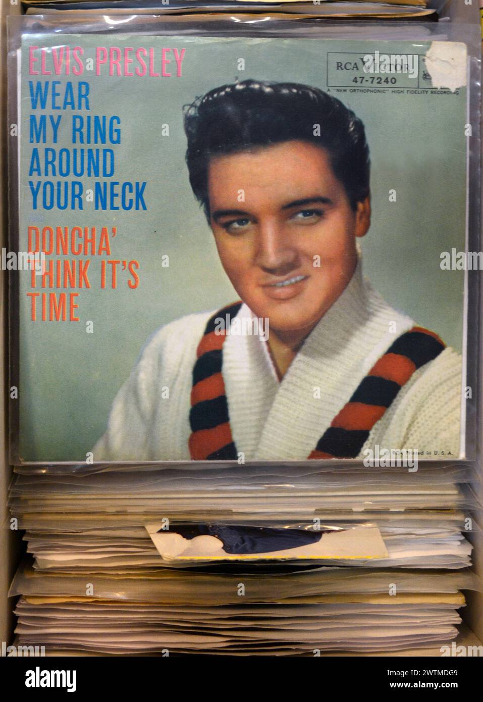 Une copie de l'enregistrement de 45 tours d'Elvis Presley 'Wear My Ring Around Your Neck' (1958) en vente dans un magasin d'antiquités à Asheville, Caroline du Nord. Banque D'Images