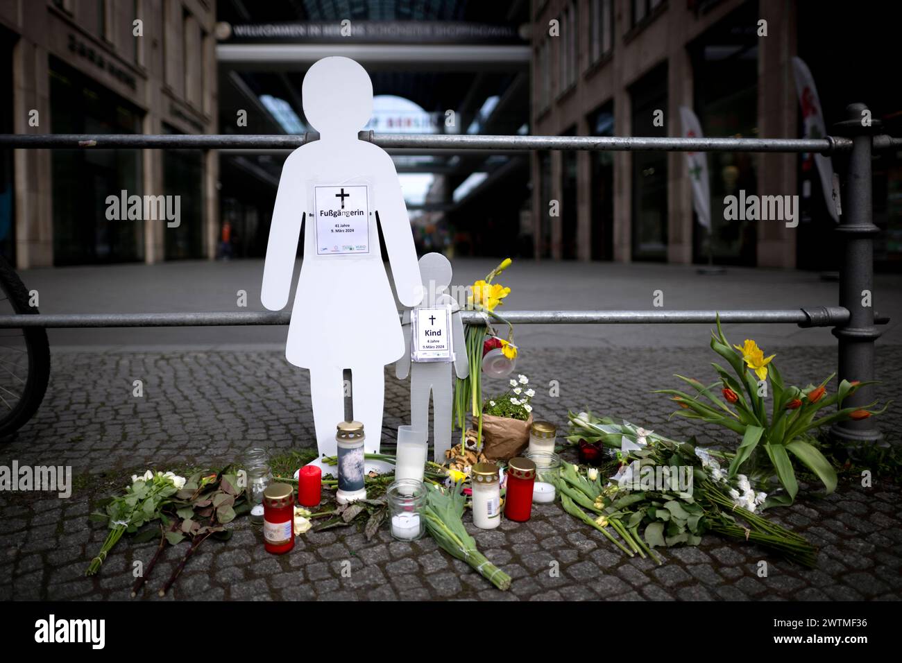 Mahnwache getoetete Fussgaengerin und Kind DEU, Deutschland, Allemagne, Berlin, 12.03.2024 Mahnmal mit Symbol weisses Schild Mahnwache Shilhouette fuer getoetete Fussgaengerin 41 Jahre AM 9. Maerz 2024 und ihr Kind 4 Jahre alt als Verkehrsunfallopfer-Erinnerungs-Figur der Initiativen Vision Zero Fuss e.V, VCD Verkehrsclub Deutschland und Changing Cities am Rande der Leipziger Strasse in Berlin Mitte Deutschland . Aktion fuer mehr Sicherheit im Strassenverkehr auf Grundlage des Unfalls . Nach Angaben der Polizei Hat ein 83-jähriger Autofahrer mit ueberhoehter Geschwindigkeit BEI einem schweren VE Banque D'Images