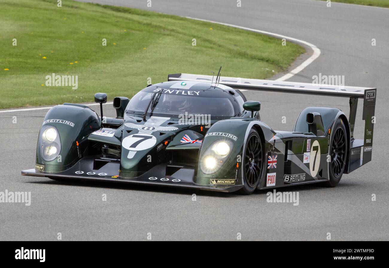 Tom Kristensen dans la Bentley Speed 8 de 2003. La voiture gagnante du Mans lors d'une course de démonstration lors de la 80e réunion des membres de Goodwood, Sussex, Royaume-Uni. Banque D'Images