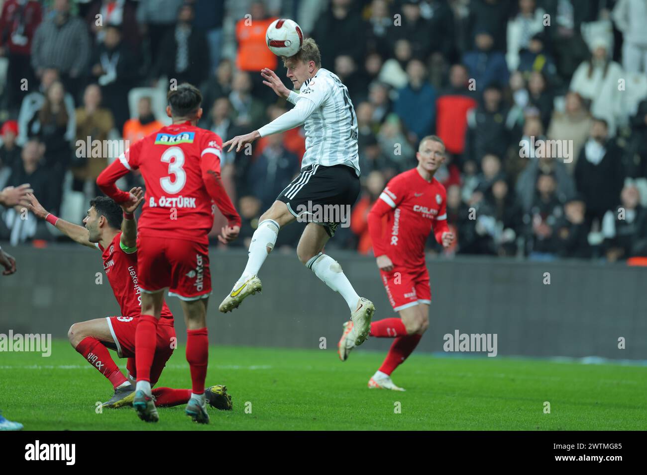 Istanbul, Turquie. 16 mars 2024. Istanbul, Turquie, 16 mars 2024 : Joe Worrall (17 Besiktas) lors du match de football de la Super League turque entre Besiktas et Bitexen Antalyaspor au stade Tupras, Turquie. (/SPP) crédit : photo de presse sportive SPP. /Alamy Live News Banque D'Images