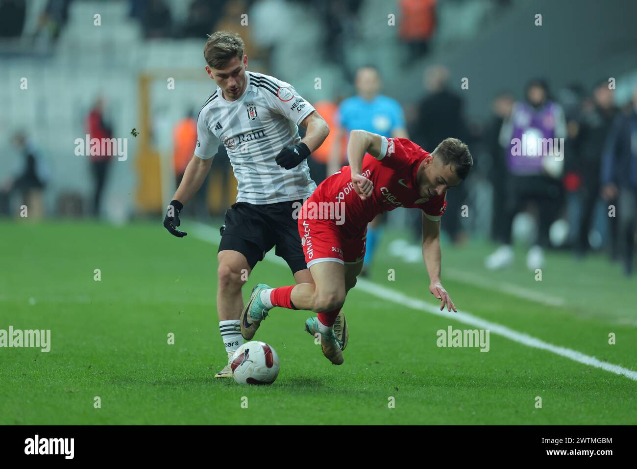 Istanbul, Turquie. 16 mars 2024. Istanbul, Turquie, 16 mars 2024 : Semih Kilicsoy (90 Besiktas) et Bunyamin Balci (7 Antalyaspor) lors du match de football de la Super Ligue turque entre Besiktas et Bitexen Antalyaspor au stade Tupras, Turquie. (/SPP) crédit : photo de presse sportive SPP. /Alamy Live News Banque D'Images