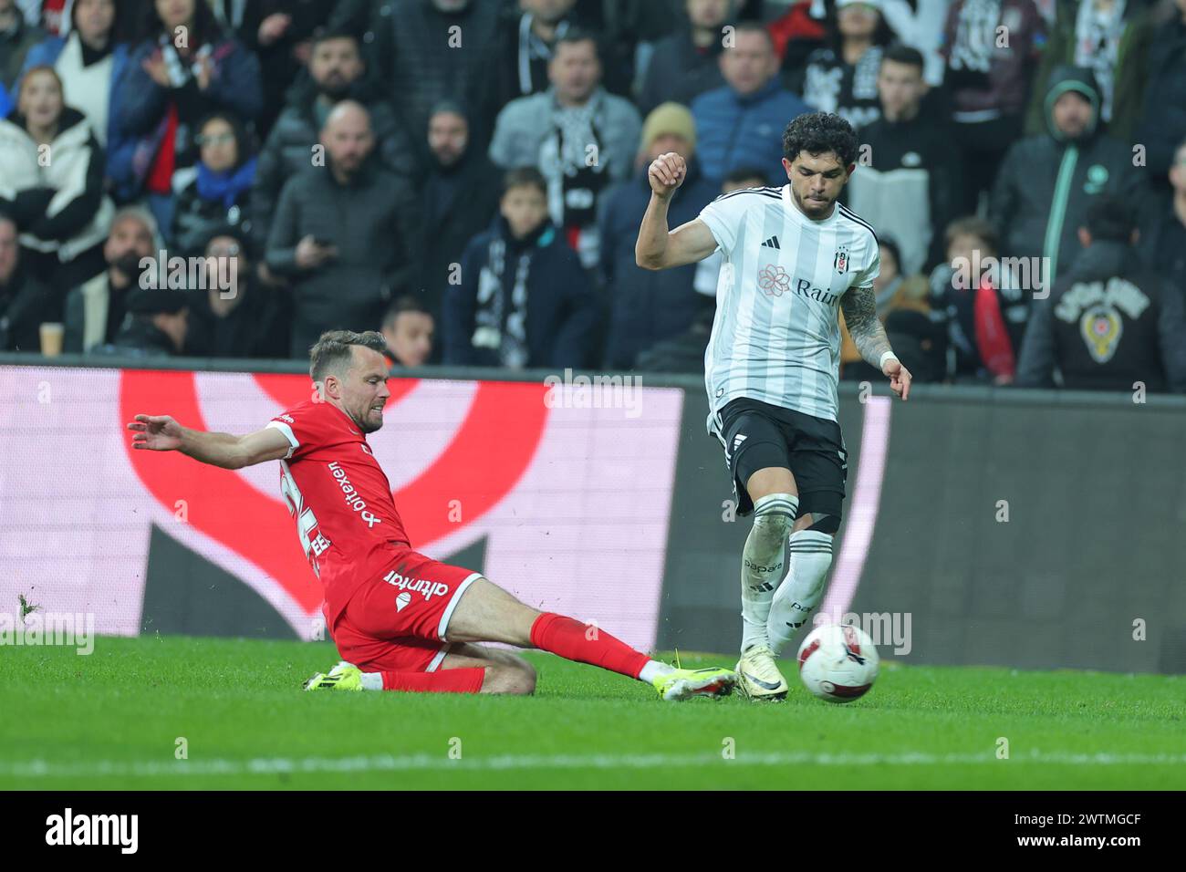 Istanbul, Turquie. 16 mars 2024. Istanbul, Turquie, 16 mars 2024 : Alexander Gerard Van de Streek (22 Antalyaspor) et Emrecan Terzi (79 Besiktas) lors du match de Super League turque entre Besiktas et Bitexen Antalyaspor au stade Tupras, Turquie. (/SPP) crédit : photo de presse sportive SPP. /Alamy Live News Banque D'Images