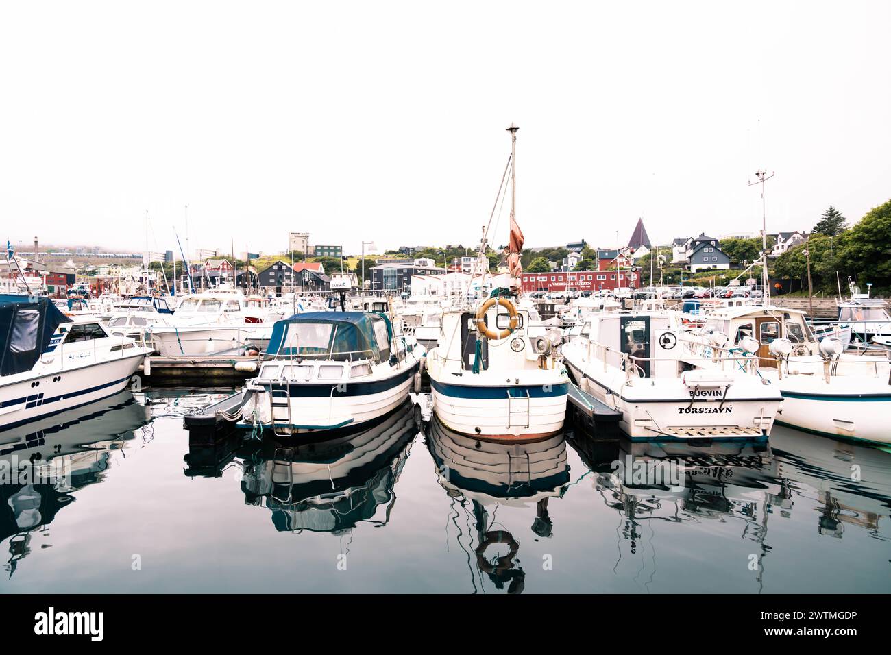 Streymoy, Îles Féroé - plusieurs bateaux se sont arrêtés à Vagsbotnur qui est la jetée maritime de Torshavn, Cloudy, Dock, Foroyar, 4K. Banque D'Images