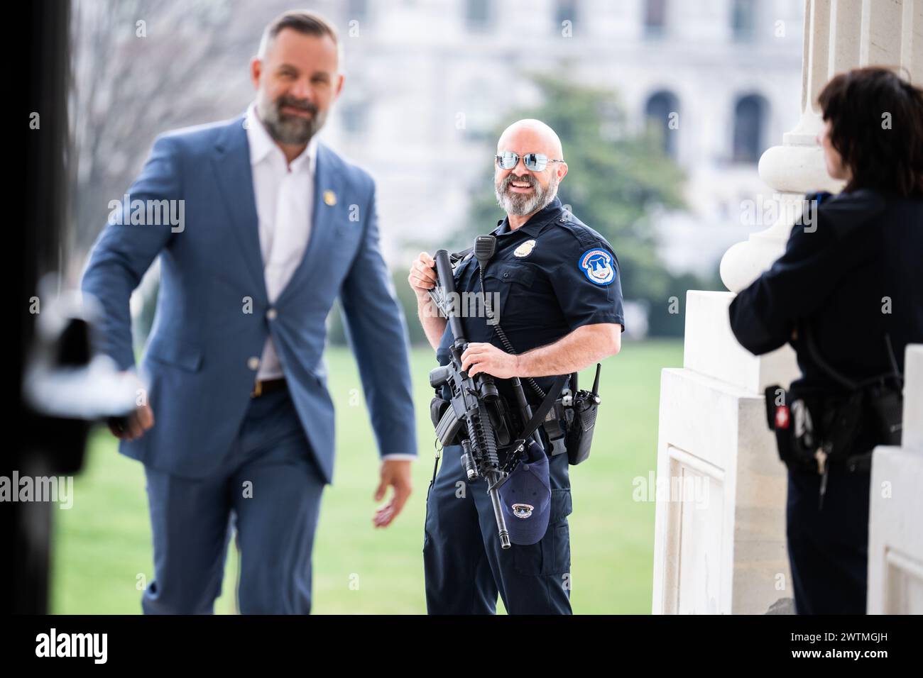 Washington, États-Unis. 13 mars 2024. ÉTATS-UNIS - 13 MARS : un officier de la police du Capitole est vu au Capitole des États-Unis avant que la Chambre n'adopte la loi Protecting Americans from Foreign adversary Controlled applications Act, qui pourrait interdire TikTok aux États-Unis, le mercredi 13 mars 2024. Rep. Cory Mills, R-Fla., apparaît à gauche. (Tom Williams/CQ Roll Call/SIPA USA) crédit : SIPA US/Alamy Live News Banque D'Images