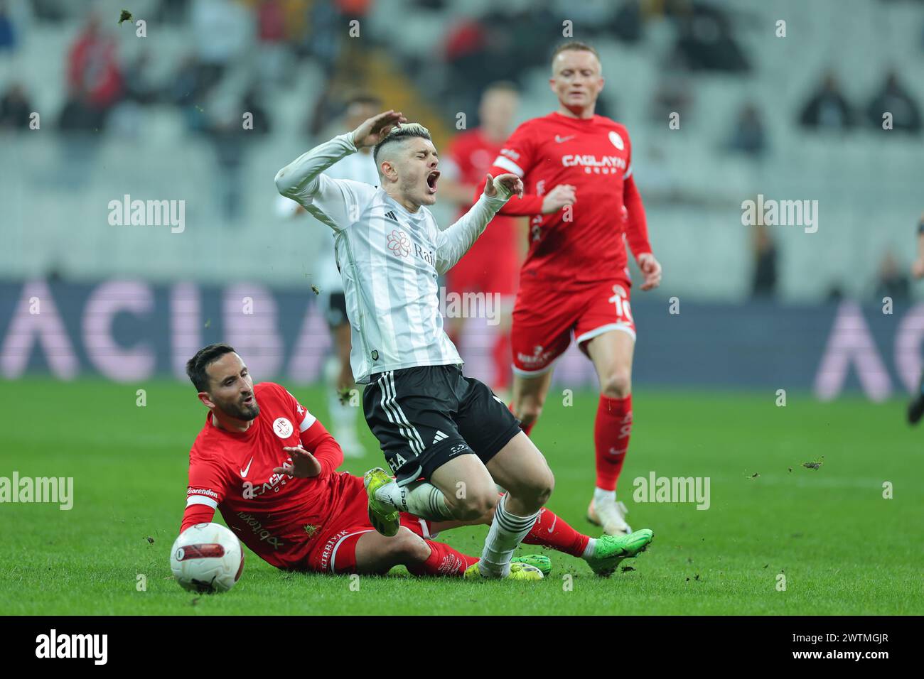 Istanbul, Turquie. 16 mars 2024. Istanbul, Turquie, 16 mars 2024 : Erdogan Yesilyurt (17 Antalyaspor) et Milot Rashica (11 Besiktas) lors du match de Super League turque entre Besiktas et Bitexen Antalyaspor au stade Tupras, Turquie. (/SPP) crédit : photo de presse sportive SPP. /Alamy Live News Banque D'Images