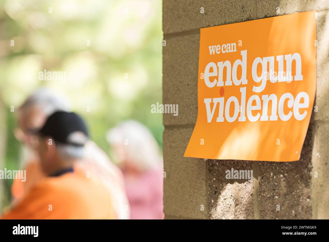 Un panneau indiquant « nous pouvons mettre fin à la violence armée » marque le site pour les gens de se rassembler pour une réunion locale de sensibilisation à la violence armée. Banque D'Images