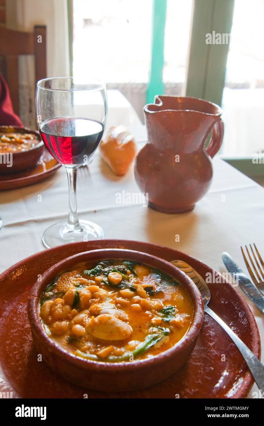 Potaje de vigilia dans un restaurant typique. Chinchon, Province de Madrid, Espagne. Banque D'Images