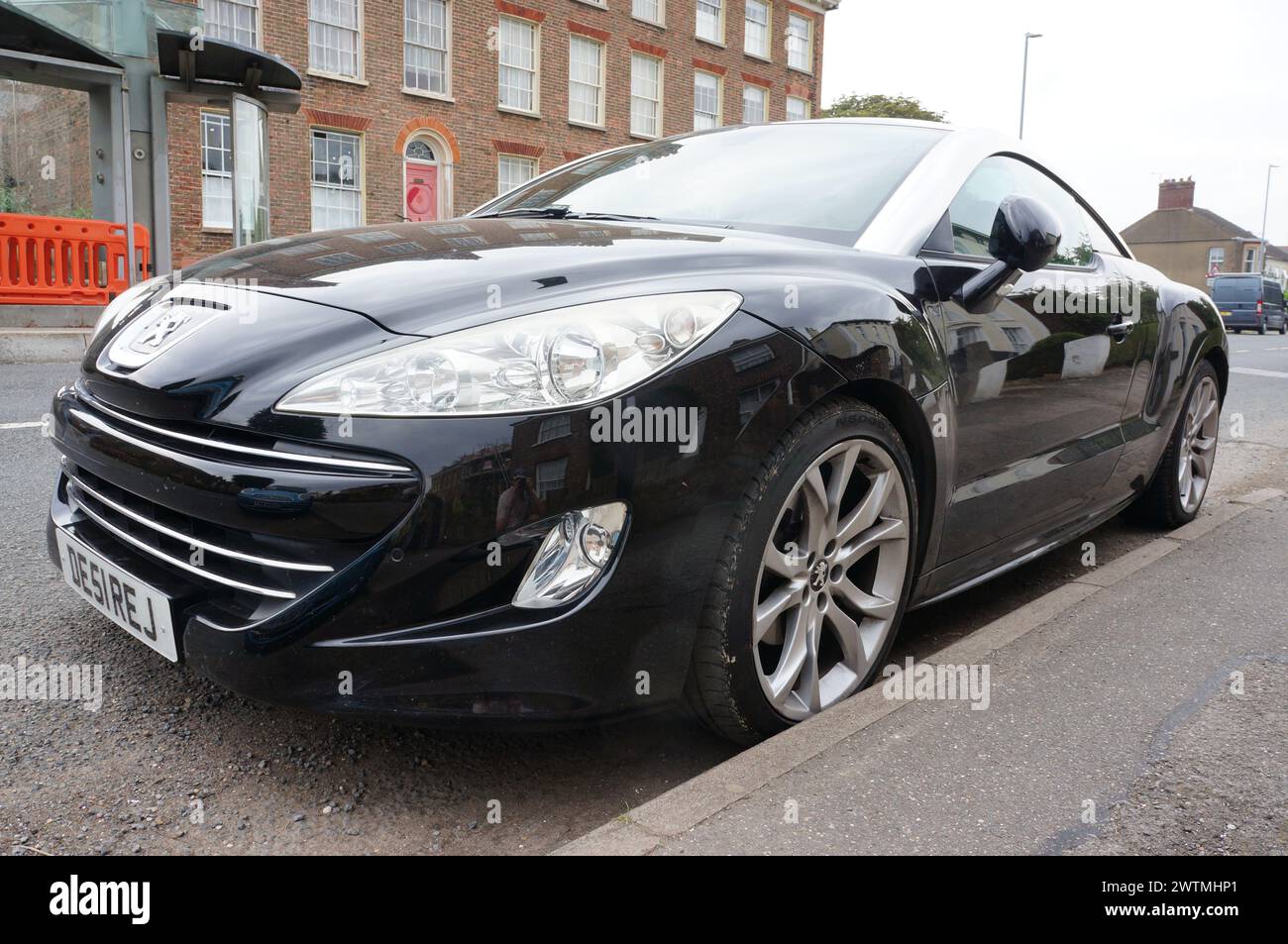 Une voiture de sport noire Peugeot RCZ garée dans la rue Banque D'Images