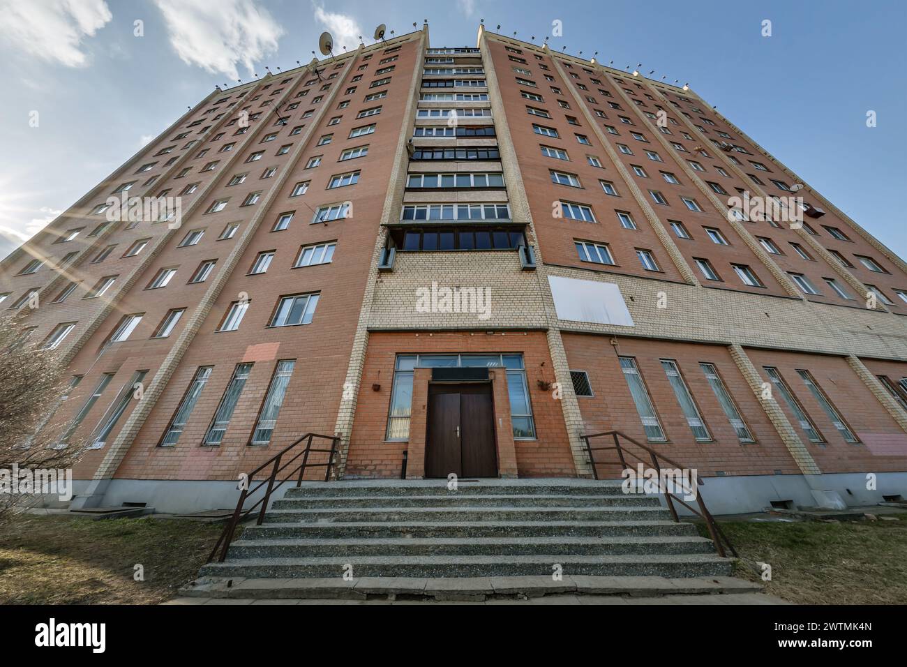 vue d'en bas dans le ciel d'un grand complexe résidentiel gratte-ciel Banque D'Images