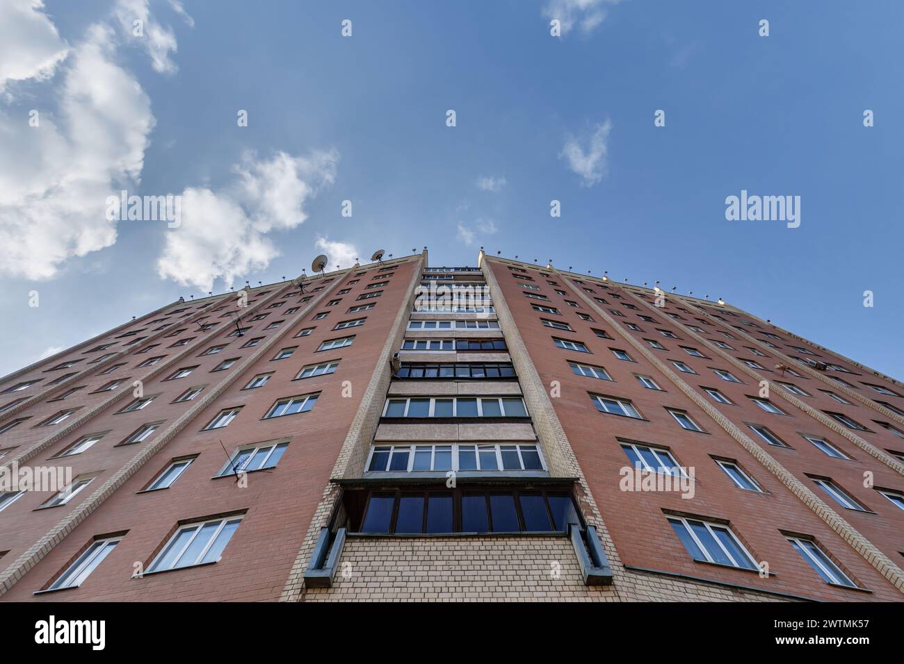 vue d'en bas dans le ciel d'un grand complexe résidentiel gratte-ciel Banque D'Images