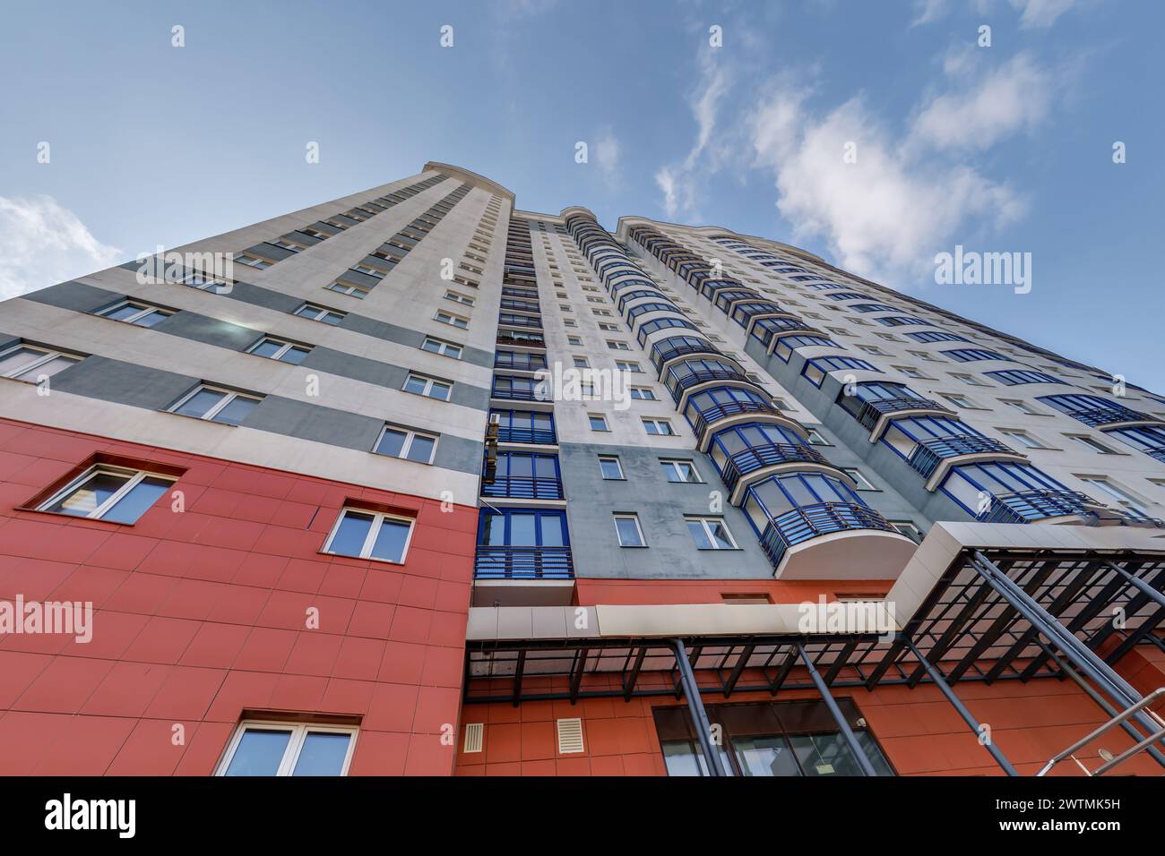 vue d'en bas dans le ciel d'un grand complexe résidentiel gratte-ciel Banque D'Images