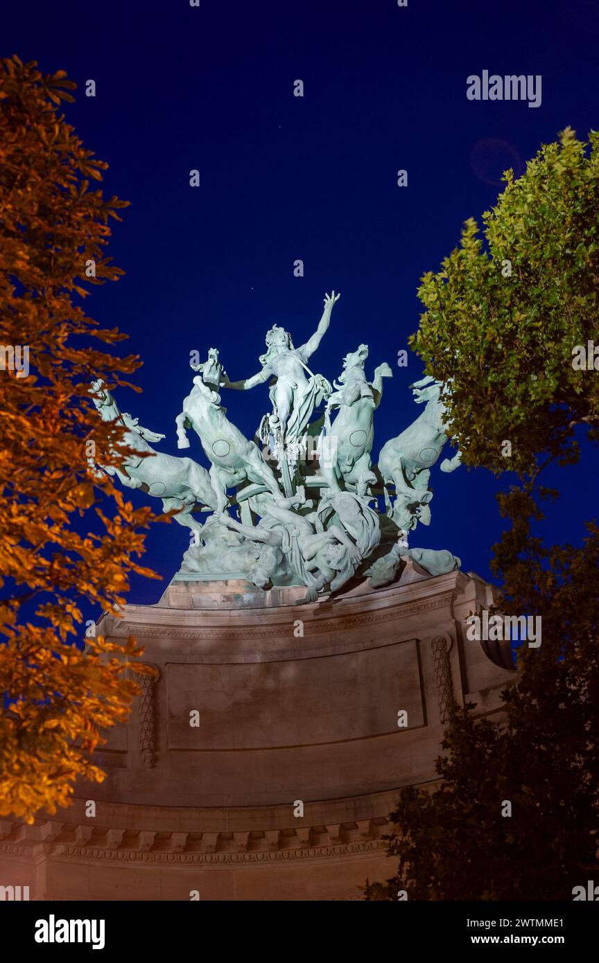 Paris, France, extérieur- bâtiment du Grand Palais, détail, Top sculpture, illuminé la nuit, sculpture classique Banque D'Images