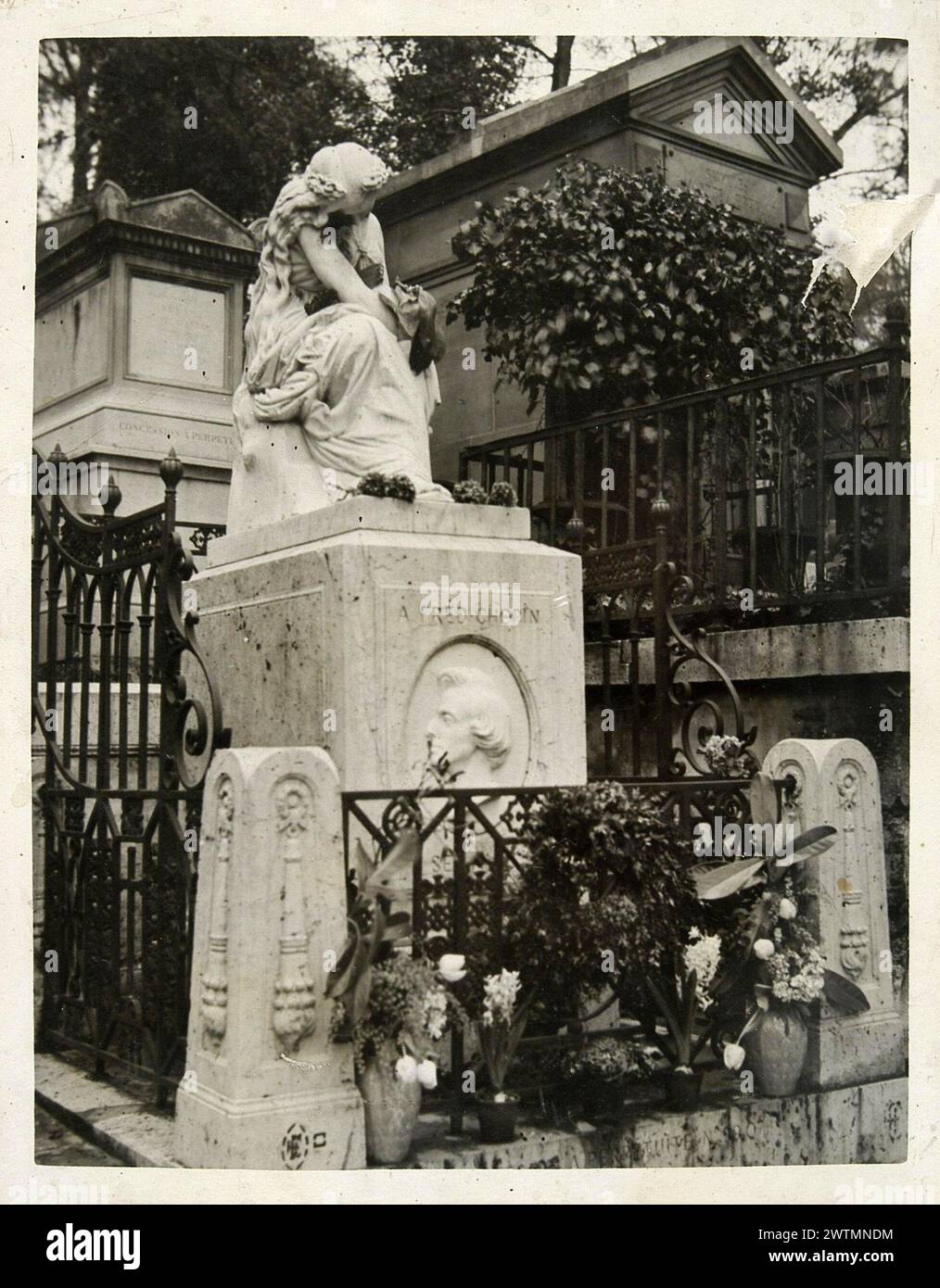 Photo vintage en noir et blanc du tombeau du compositeur polonais Frédéric Chopin au cimetière du Père Lachaise, Paris, France Banque D'Images