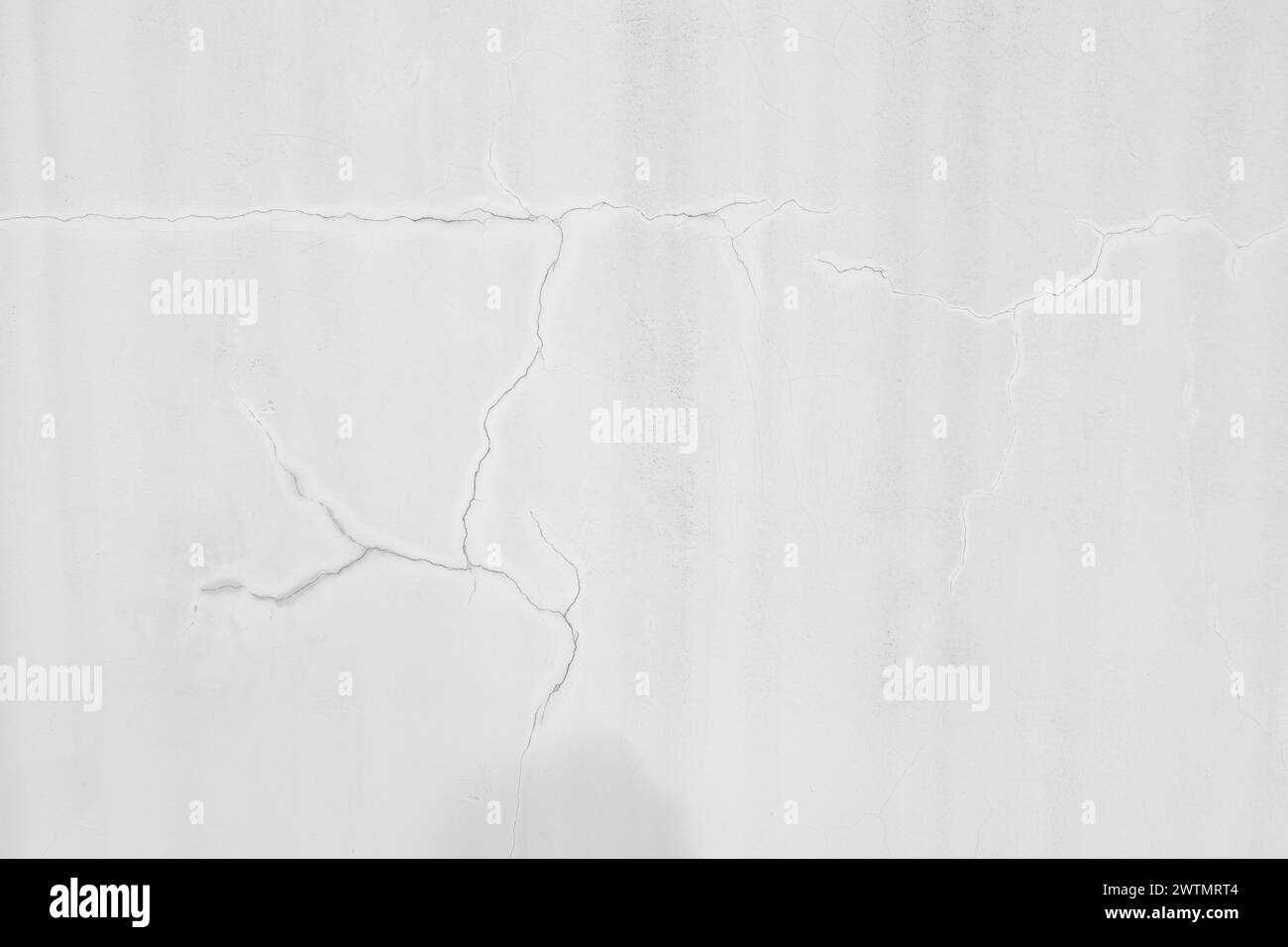 Mur blanc de ciment avec un grand espace de copie de fissures pour le texte. Grunge béton ciment mur blanc avec un fond et une texture fissurés. Banque D'Images