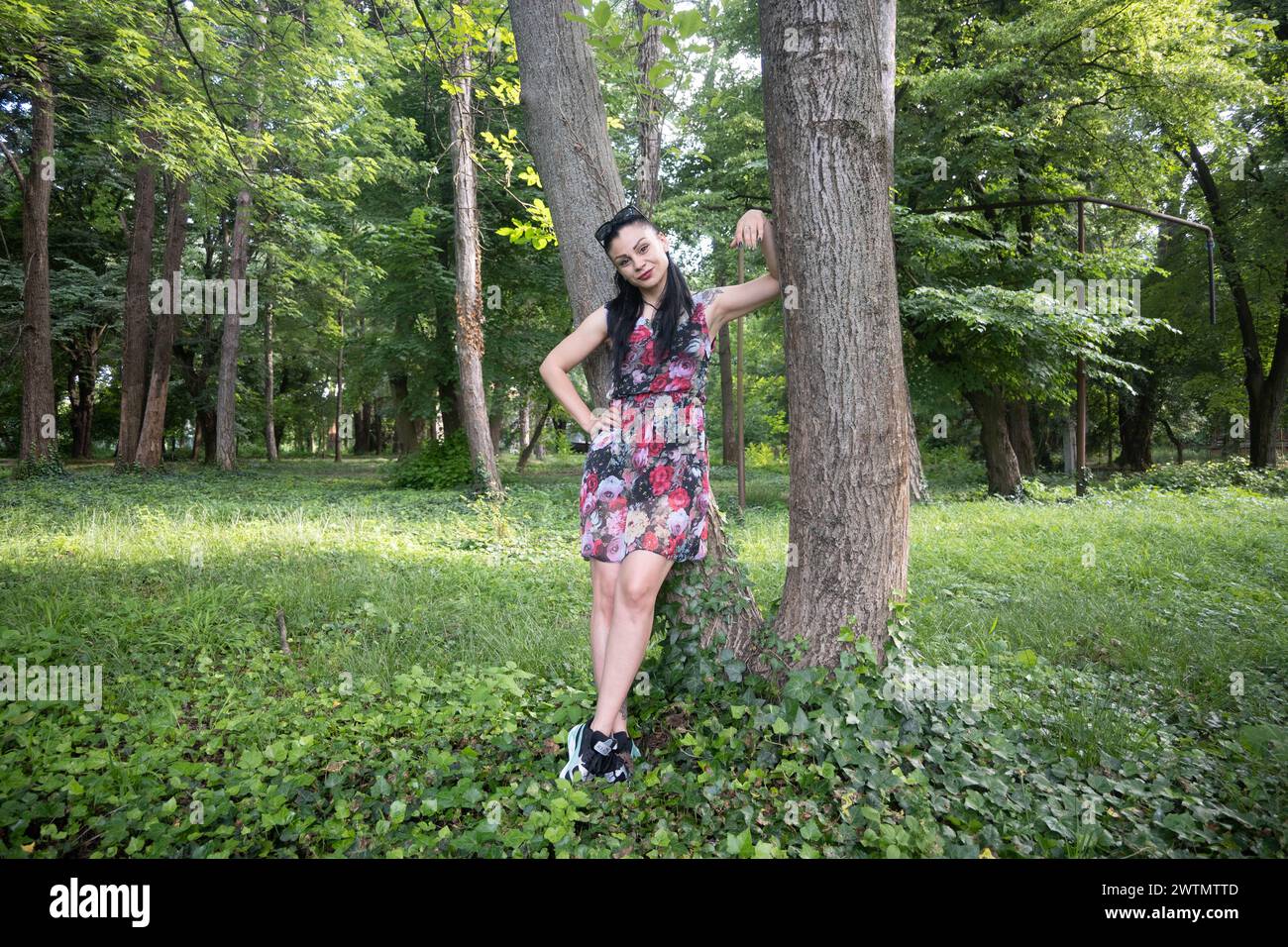 Jeune belle fille sur la nature merveilleuse verte Banque D'Images