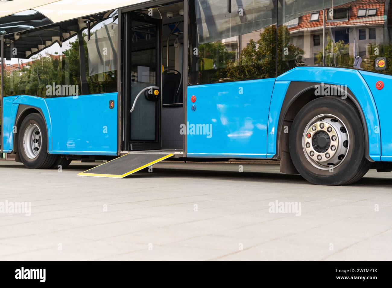 Photo d'un nouveau bus urbain électrique bleu méconnaissable. Banque D'Images