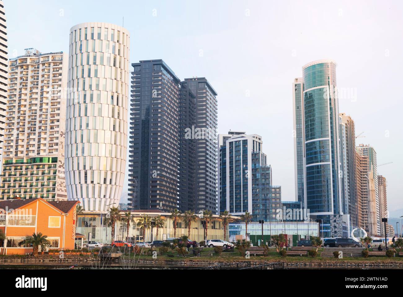 Batumi, Géorgie, février 2022. Gratte-ciel au quai de Batumi, architecture moderne à Batumi. Infrastructures de logement modernes. Banque D'Images
