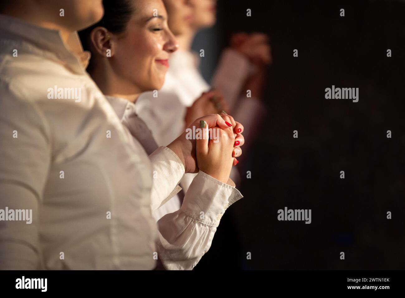 Les femmes se tenant la main. Banque D'Images