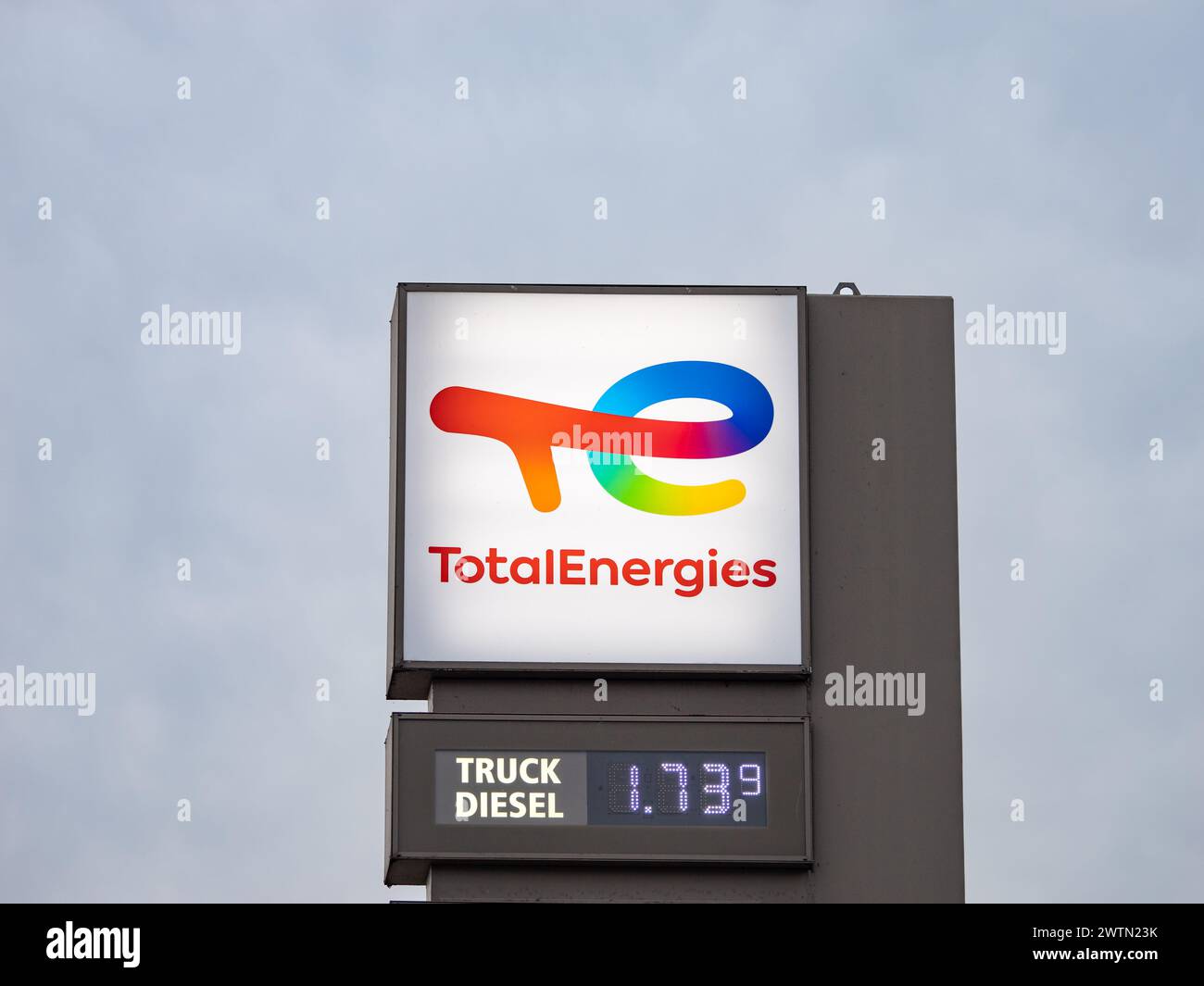 TotalEnergies signe à une station-service et les prix pour le diesel de camion. Logo de la compagnie d'électricité et d'énergie comme publicité de l'entreprise. Banque D'Images