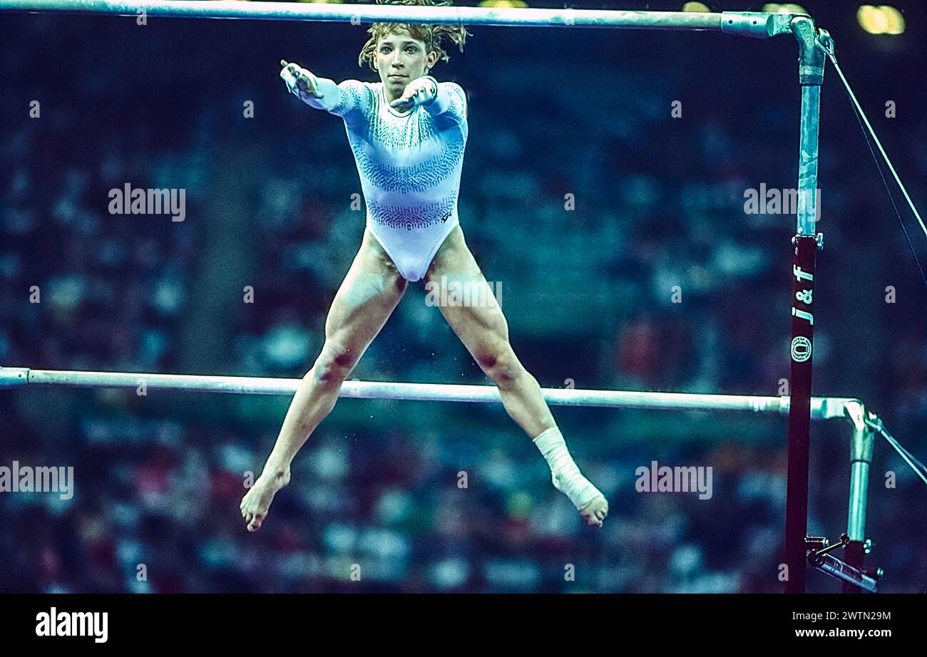 Kim Zmeskal (États-Unis) en compétition dans l'équipe artistique féminine de gymnastique générale aux Jeux Olympiques d'été de 1992. Banque D'Images