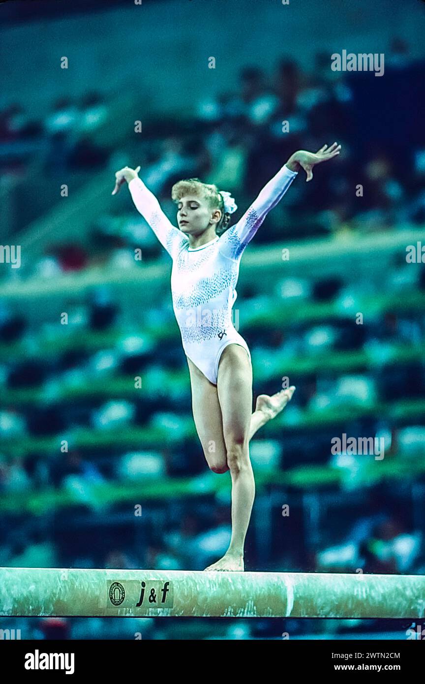 Shannon Miller (États-Unis) en compétition dans l'équipe artistique féminine de gymnastique intégrale aux Jeux Olympiques d'été de 1992. Banque D'Images