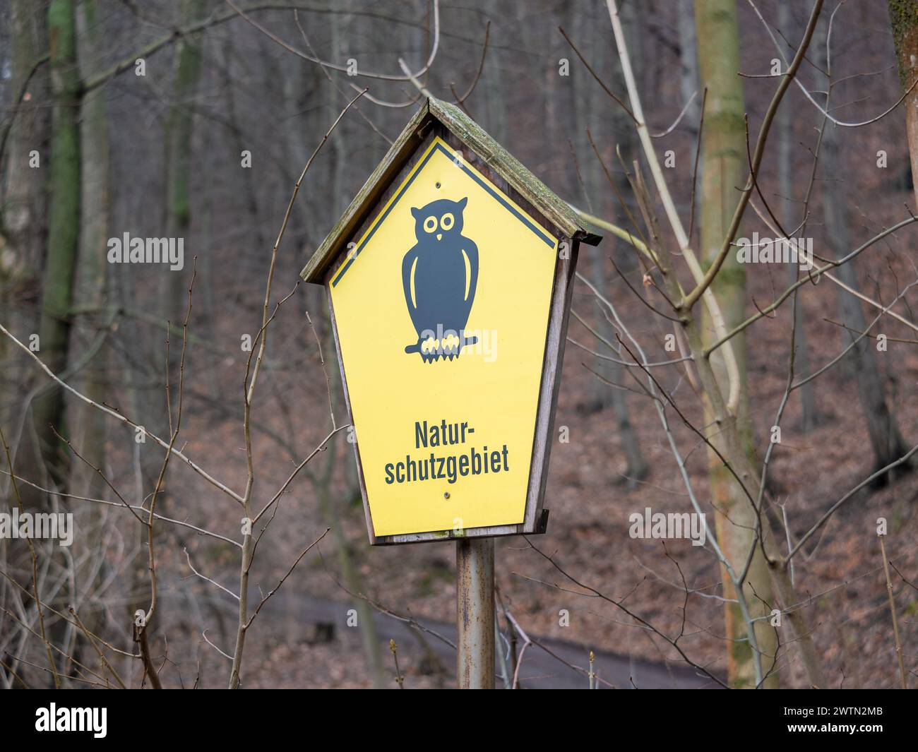 Naturschutzgebiet (réserve naturelle) signe dans une forêt en Allemagne. Protection de l'environnement, y compris des arbres, des plantes et des animaux dans cette zone. Banque D'Images