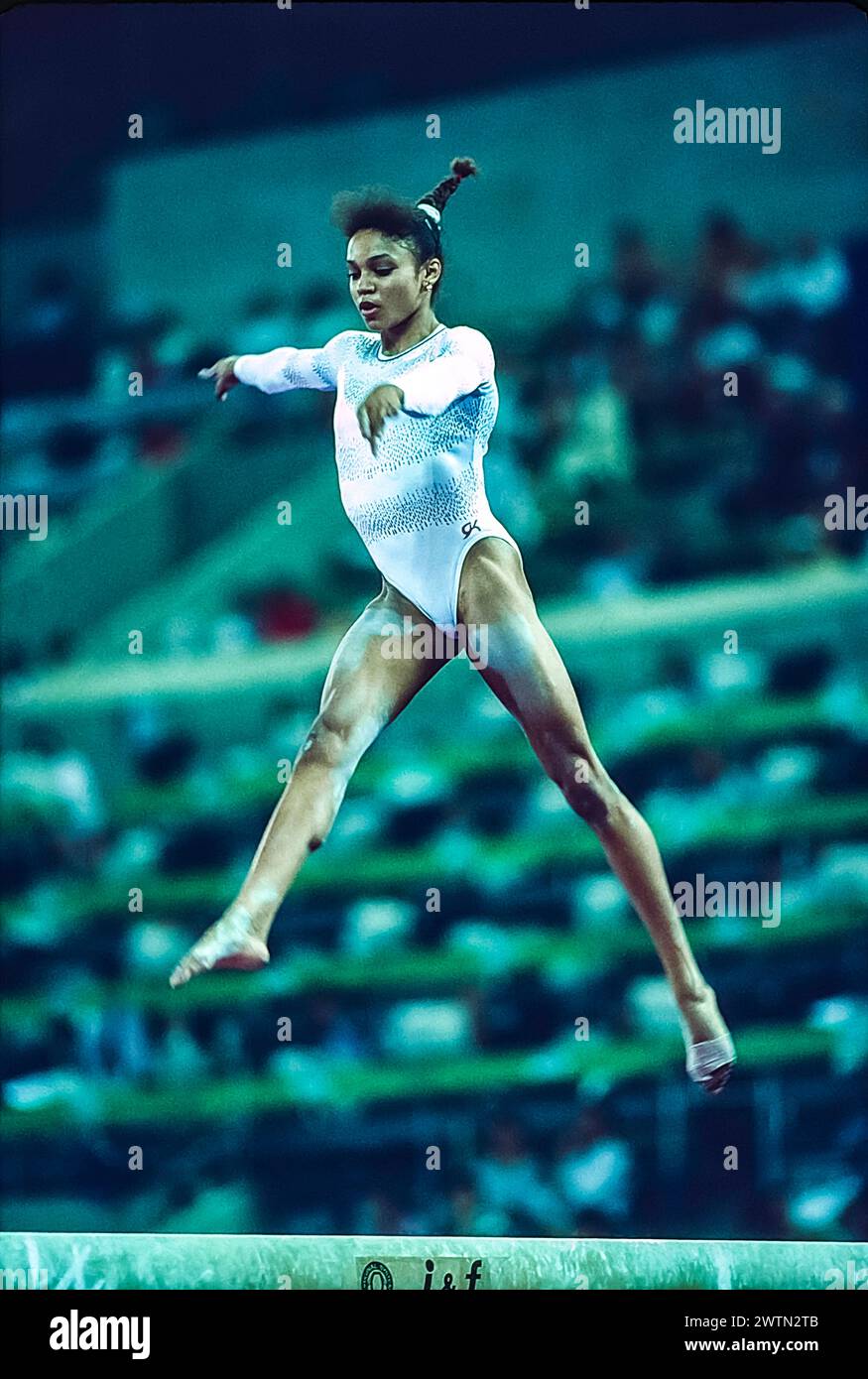 Betty Okino (États-Unis) en compétition dans l'équipe artistique féminine de gymnastique intégrale aux Jeux Olympiques d'été de 1992. Banque D'Images