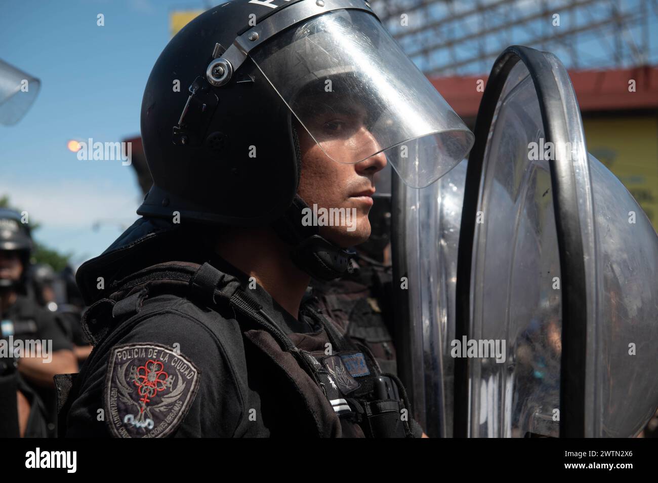 Buenos Aires, Argentine. 18 mars 2024. Des policiers sont déployés lors d'une manifestation antigouvernementale contre les pénuries alimentaires dans les soupes populaires, les coupes dans les prestations sociales et les réformes économiques proposées par le président Milei. Crédit : Igor Wagner/dpa/Alamy Live News Banque D'Images