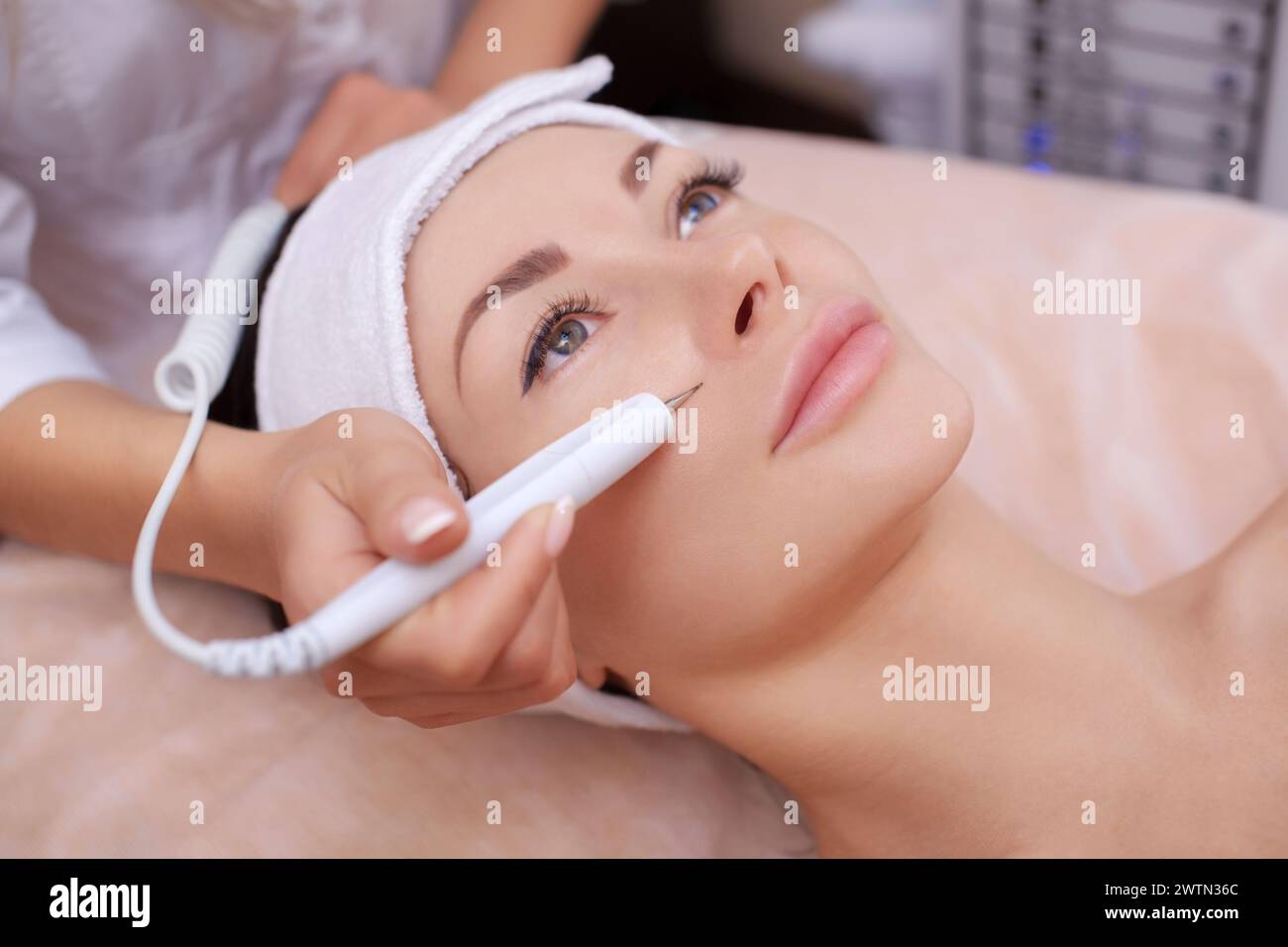 Le cosmétologue fait le traitement de procédure de Couperose de la peau du visage d'une belle, jeune femme dans un salon de beauté.cosmétologie et professi Banque D'Images