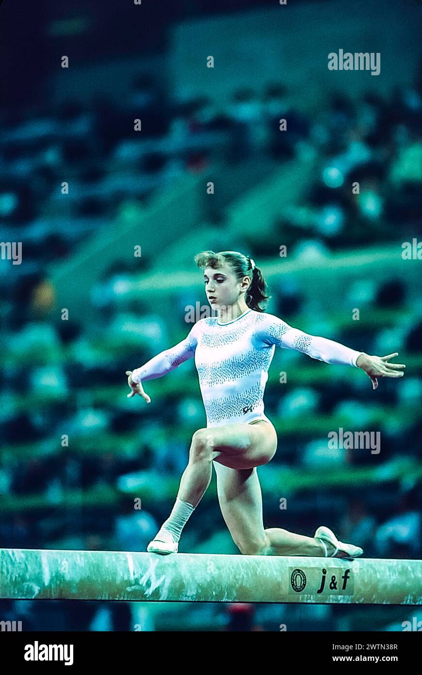 Kerri Strug (États-Unis) en compétition dans l'équipe artistique féminine de gymnastique générale aux Jeux Olympiques d'été de 1992. Banque D'Images