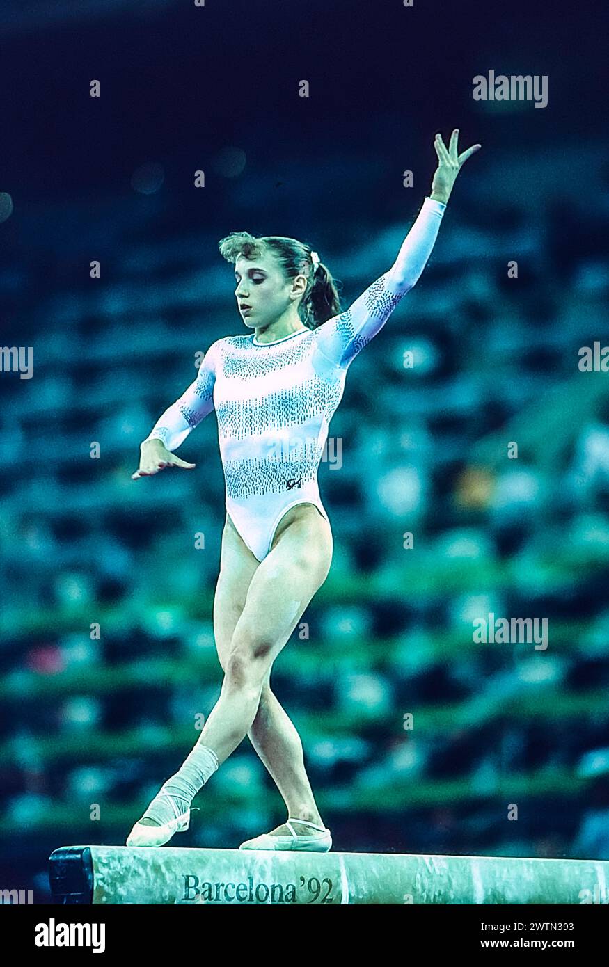 Kerri Strug (États-Unis) en compétition dans l'équipe artistique féminine de gymnastique générale aux Jeux Olympiques d'été de 1992. Banque D'Images
