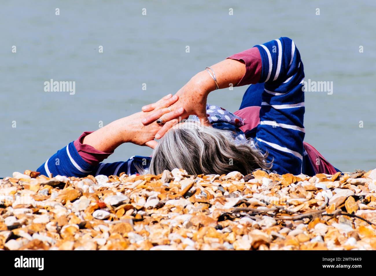 Femme allongée sur la plage. Cowes, île de Wight, Angleterre, Royaume-Uni, Europe Banque D'Images