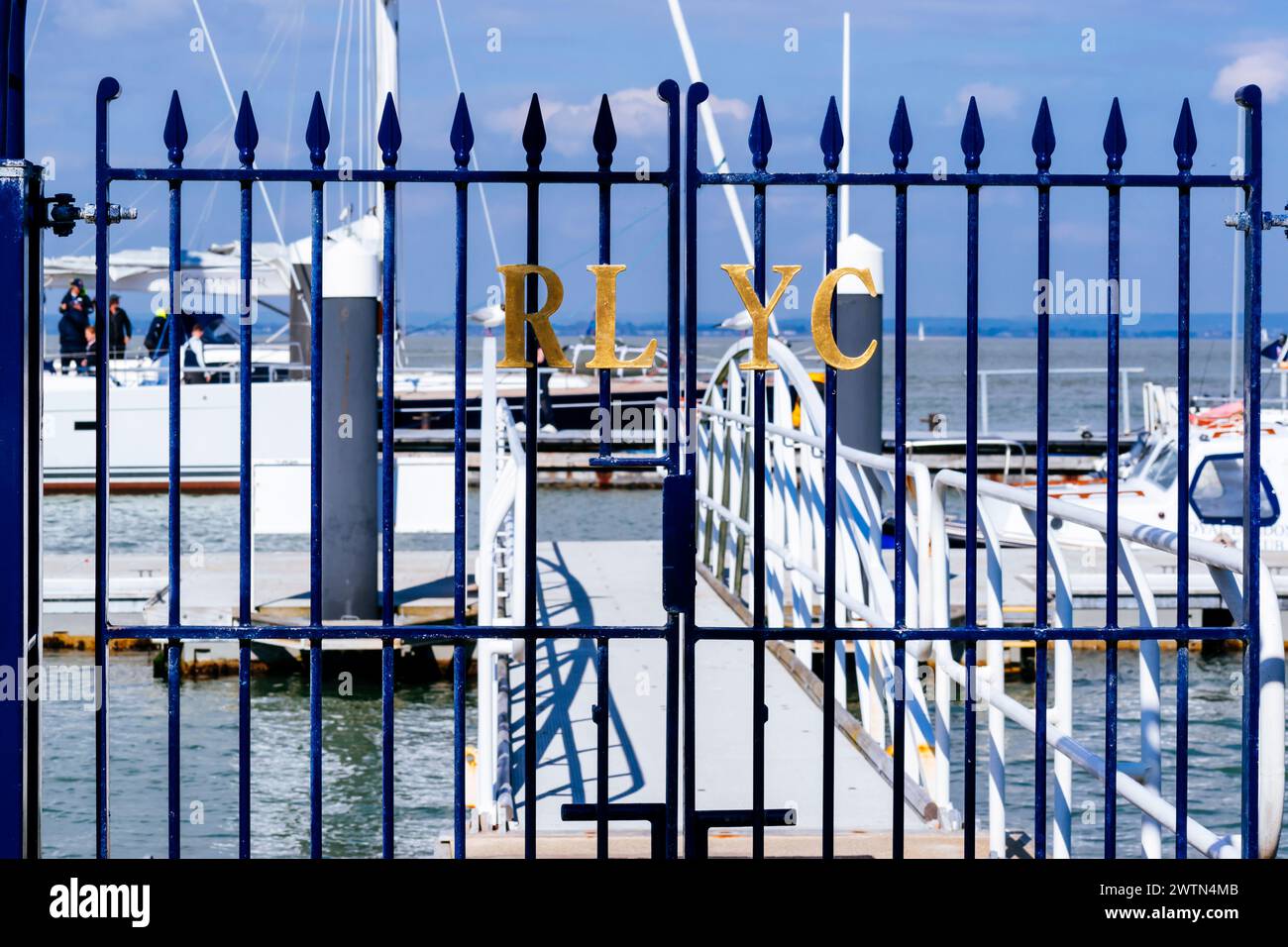 Jetée privée. Le Royal London Yacht Club, RLYC, situé sur la Parade, Cowes, île de Wight, Angleterre, Royaume-Uni, Europe Banque D'Images