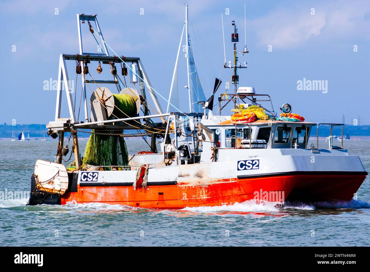 Bateau de pêche au chalutier retournant au port. Cowes, île de Wight, Angleterre, Royaume-Uni, Europe Banque D'Images