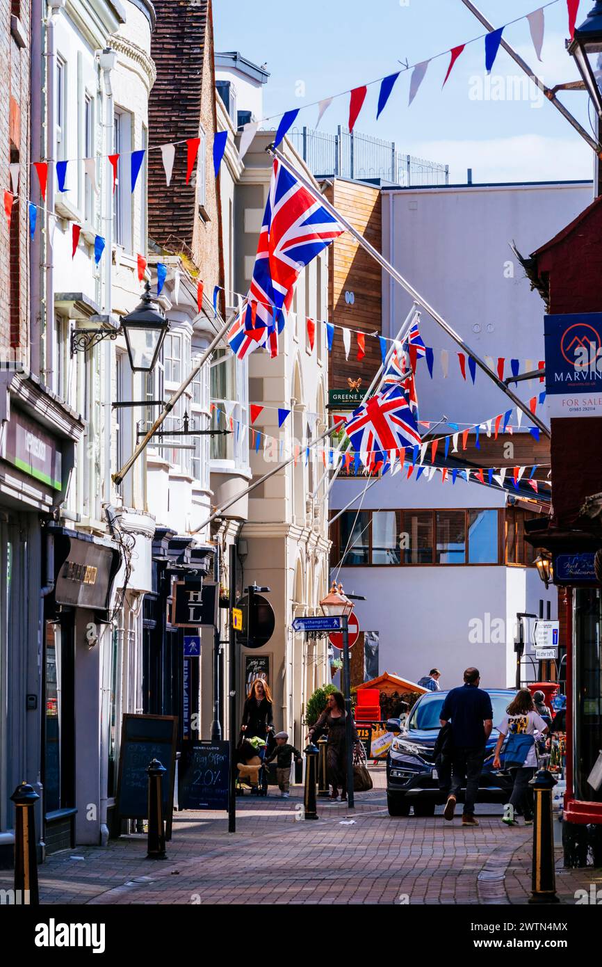 Haute St orné pour le couronnement de Charles III Cowes, île de Wight, Angleterre, Royaume-Uni, Europe Banque D'Images