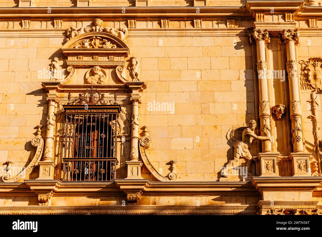 Fenêtre et figures allégoriques. Détail plateresque façade. Colegio Mayor de San Ildefonso - Collège Saint Ildephonse. Université de Alcalá. Alcalá de Banque D'Images