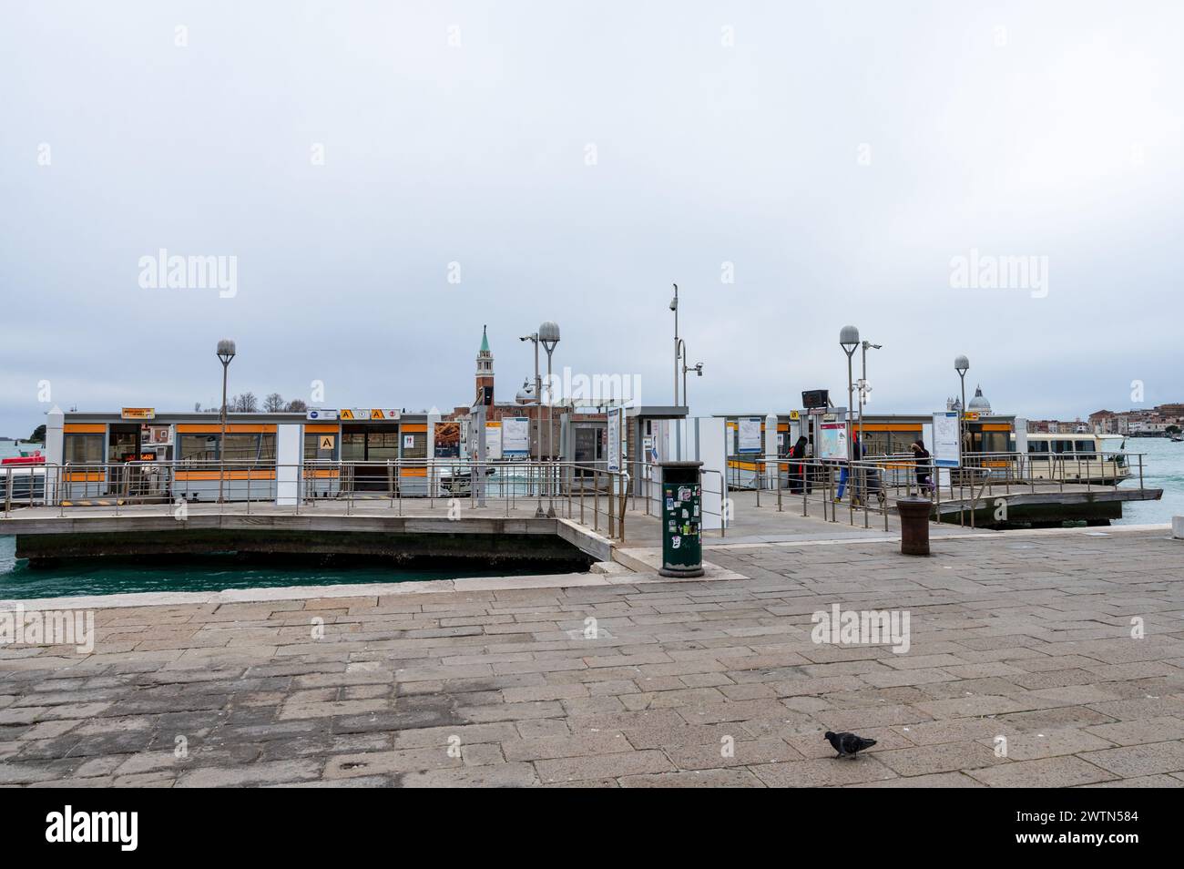 Venise, Italie- 26 février 2023 : une des stations de bus nautiques des transports publics de Venise. Banque D'Images