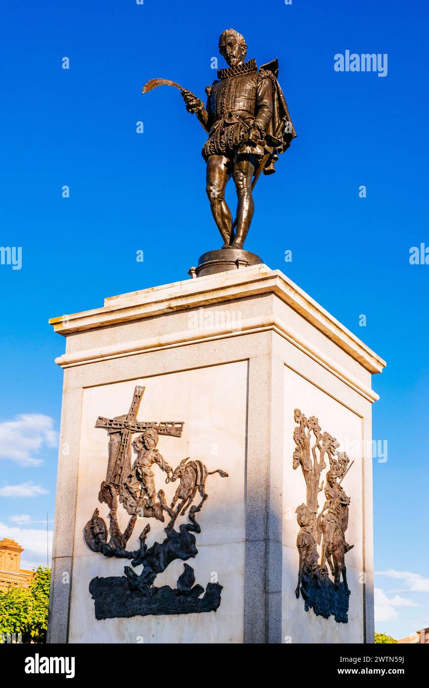 Statue de l'écrivain Miguel de Cervantes sur la Plaza de Cervantes à Alcalá de Henares. Alcalá de Henares, Comunidad de Madrid, Espagne, Europe Banque D'Images