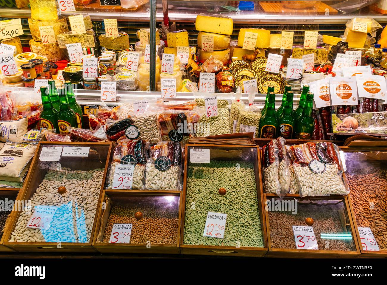 Produits locaux à vendre. Le marché El Fontán, anciennement connu sous le nom de marché du 19 octobre. Oviedo, Principado de Asturias, Espagne, Europe Banque D'Images