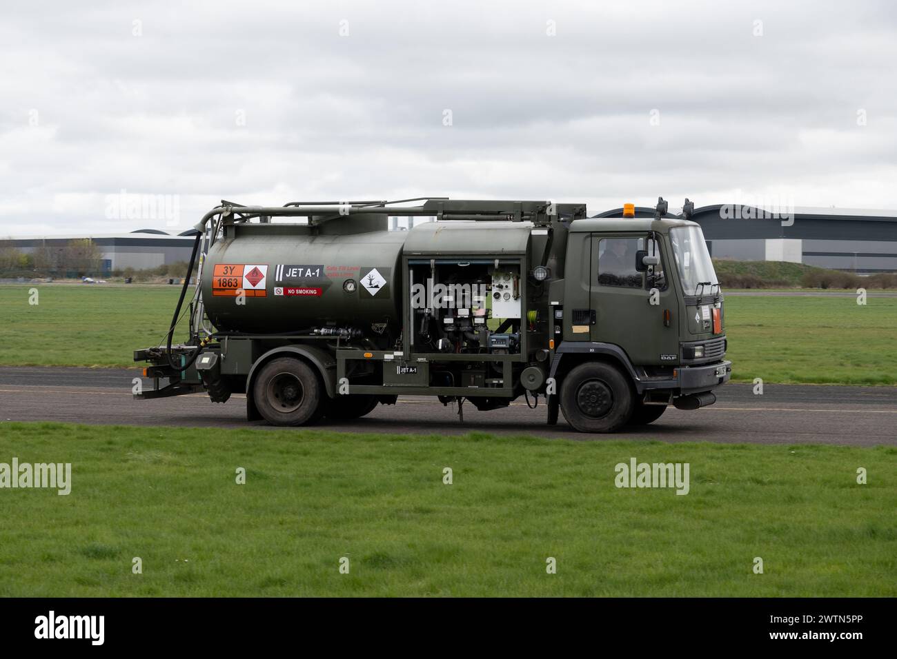Camion-citerne de carburant d'aviation à Wellesbourne Airfield, Warwickshire, Royaume-Uni Banque D'Images