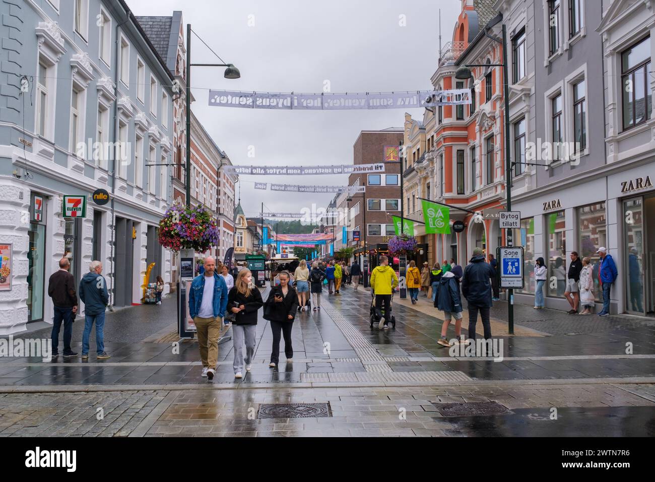 Kristiansand, Norvège - 11 juillet 2023 : Markens gate Street avec de nombreux magasins et restaurants Banque D'Images